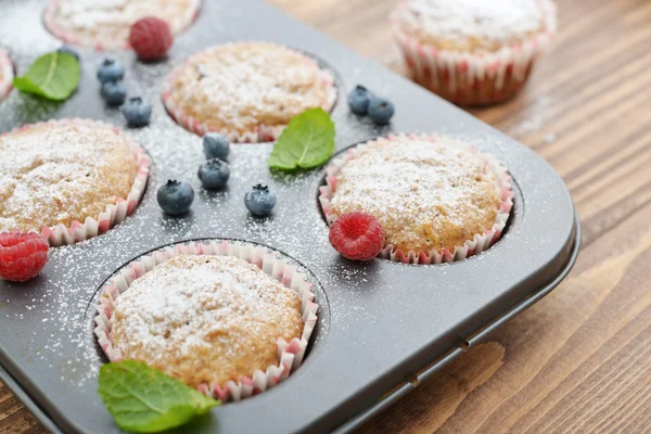 Muffin appena sfornati in Bakeware — Foto Stock