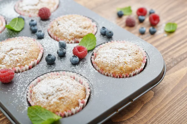 Gerade gebackene Muffins in Backwaren — Stockfoto