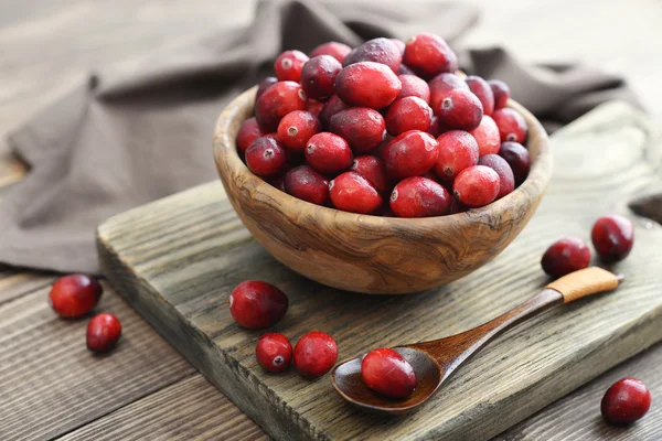 Cranberries in wooden bowl — Stock Photo, Image