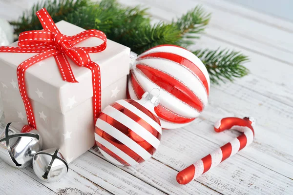 Caixa de presente com decorações de Natal — Fotografia de Stock