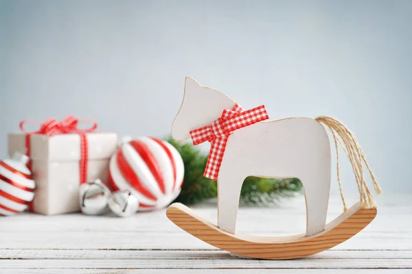 Caballo de juguete con decoraciones navideñas —  Fotos de Stock