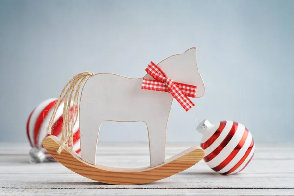 Игрушечная лошадь с рождественскими украшениями — стоковое фото