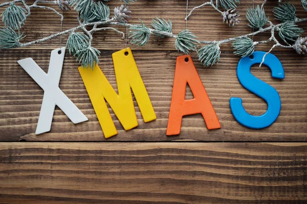 Decoraciones de Navidad sobre fondo de madera —  Fotos de Stock