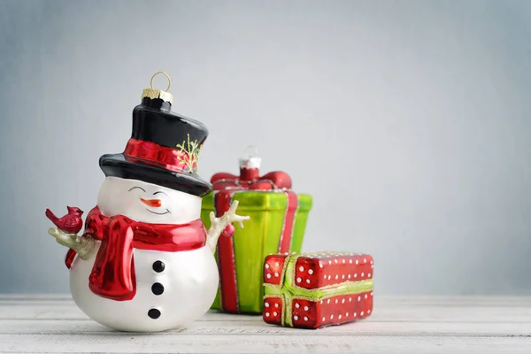 Decoraciones de Navidad y muñeco de nieve — Foto de Stock