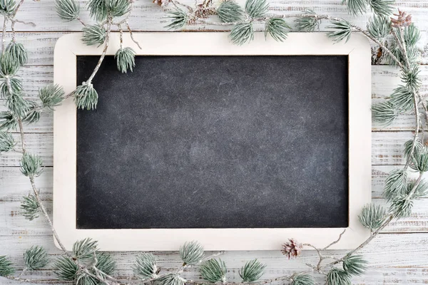 Weihnachtsdekoration und Schiefertafel — Stockfoto