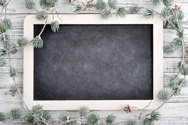 Kerstversiering en leisteen blackboard — Stockfoto