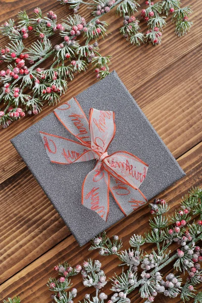 Stříbrné krabičky s vánoční mašlí — Stock fotografie