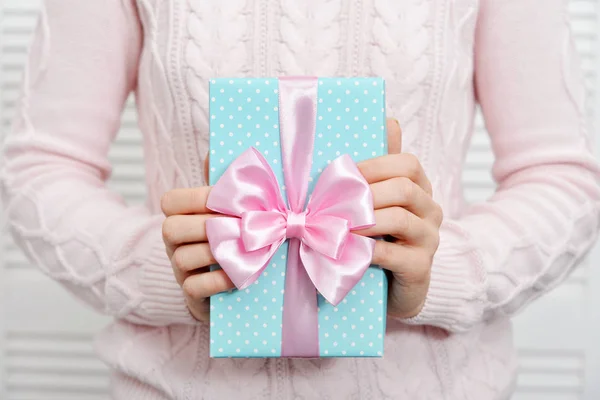 Manos femeninas sosteniendo caja de regalo —  Fotos de Stock