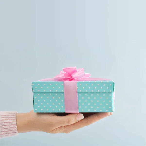 Mãos femininas com caixa de presente — Fotografia de Stock