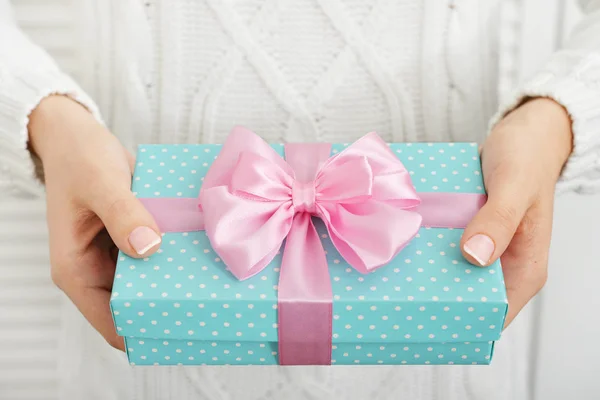 Mani femminili che tengono la scatola regalo — Foto Stock