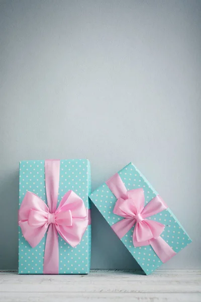 Blauwe polka dots geschenkdozen — Stockfoto