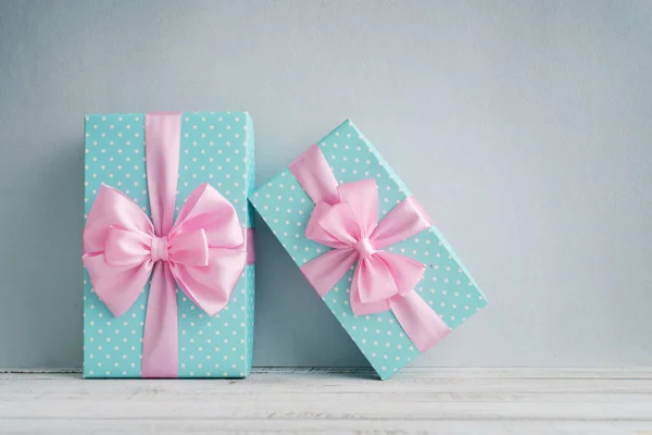 Lunares azules cajas de regalo —  Fotos de Stock