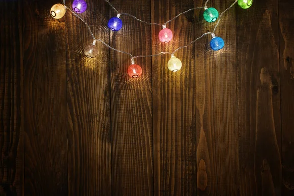 Światła świąteczne na drewnianym tle — Zdjęcie stockowe