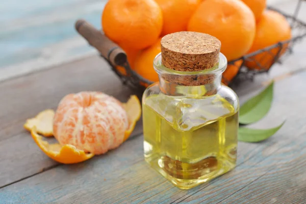 Aceite esencial de mandarina en una botella de vidrio —  Fotos de Stock