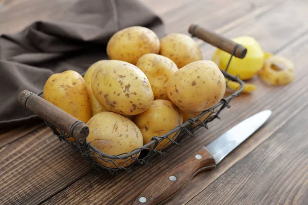 Jedzenie surowych ziemniaków — Zdjęcie stockowe