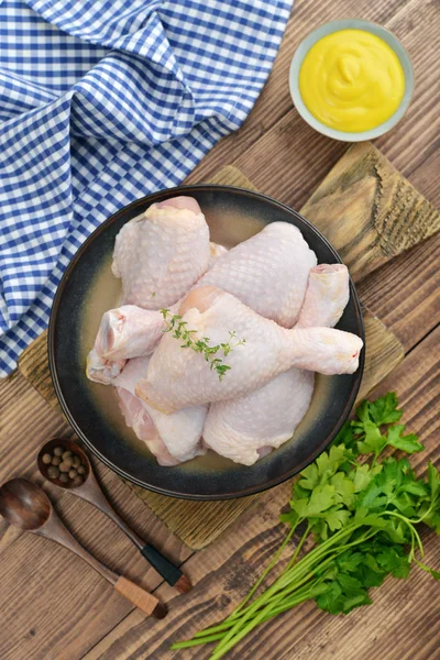 Raw chicken legs in bowl — Stock Photo, Image