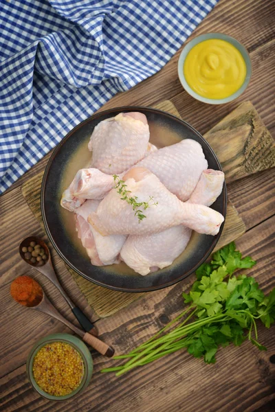 Pernas de frango cru na tigela — Fotografia de Stock