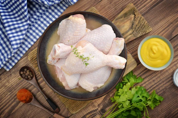 Raw chicken legs in bowl — Stock Photo, Image