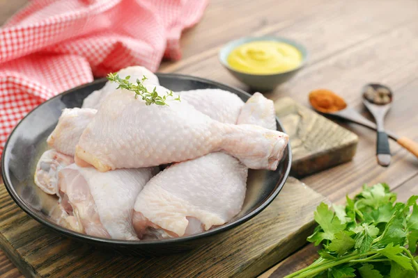 Raw chicken legs in bowl — Stock Photo, Image