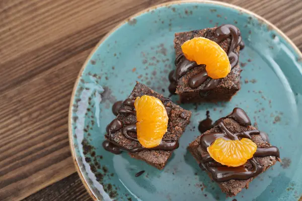 Homemade chocolate brownies with fresh oranges — Stock Photo, Image