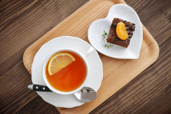 Чашка чая с лимоном и тортом — стоковое фото