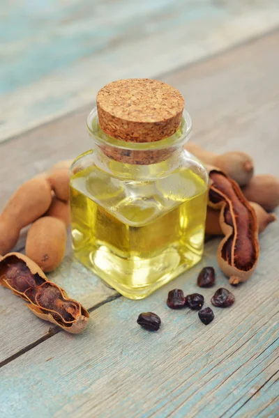 Aceite esencial de tamarindo con vainas de tamarindo —  Fotos de Stock