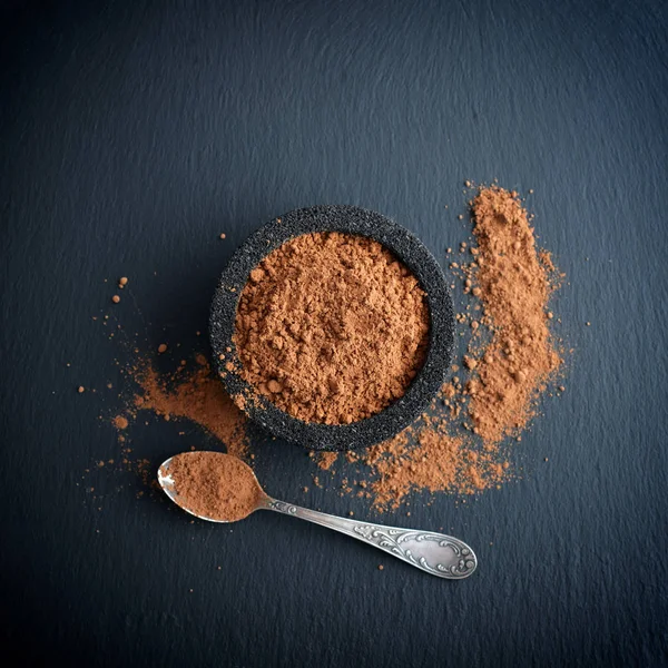 Cacao en polvo en un tazón con cuchara — Foto de Stock