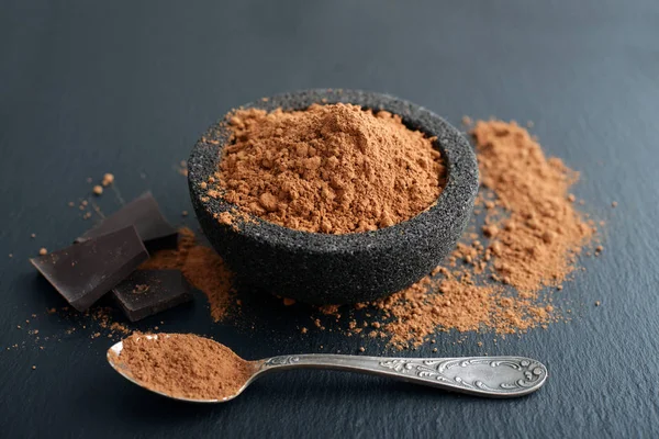 Kakaopulver i en skål — Stockfoto