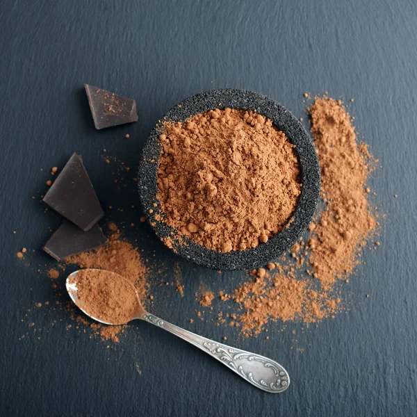 Порошок какао в миске — стоковое фото