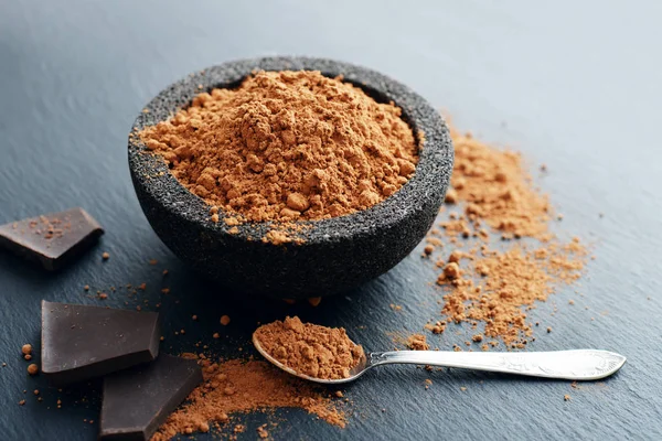 Cacao en polvo en un tazón —  Fotos de Stock