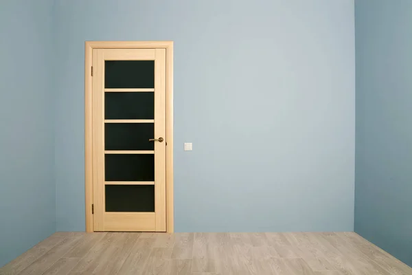 モダンな木製ドアを閉め — ストック写真
