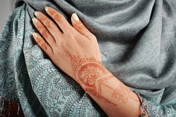 Mano donna con henné mehendi — Foto Stock