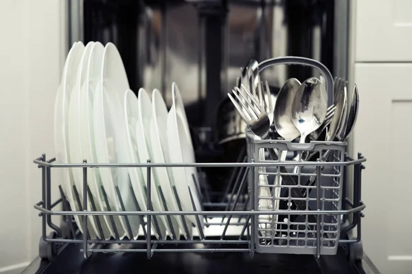 Clean cutlery and plates — Stock Photo, Image