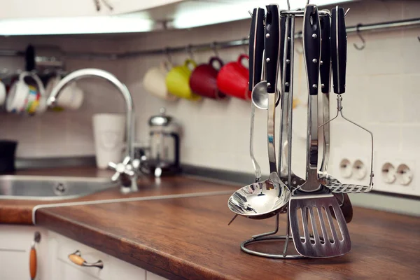 Utensílios de cozinha na parte superior do trabalho — Fotografia de Stock