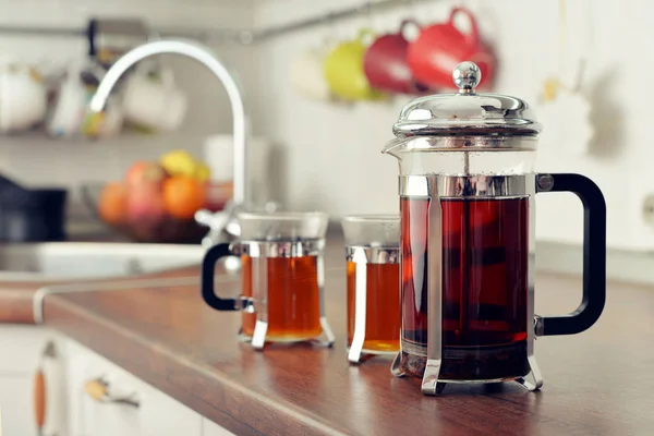 Stampa francese con tè e tazze — Foto Stock