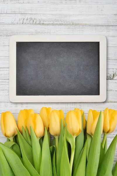 Gelbe Tulpen mit Kreide — Stockfoto