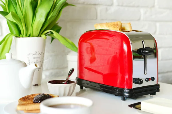 Ekmekli tost makinesi — Stok fotoğraf