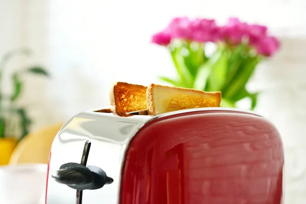 Toaster mit Brot — Stockfoto