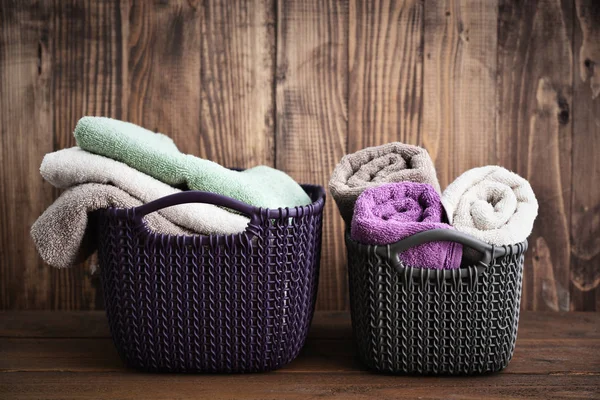 Toalhas de banho de cores diferentes — Fotografia de Stock