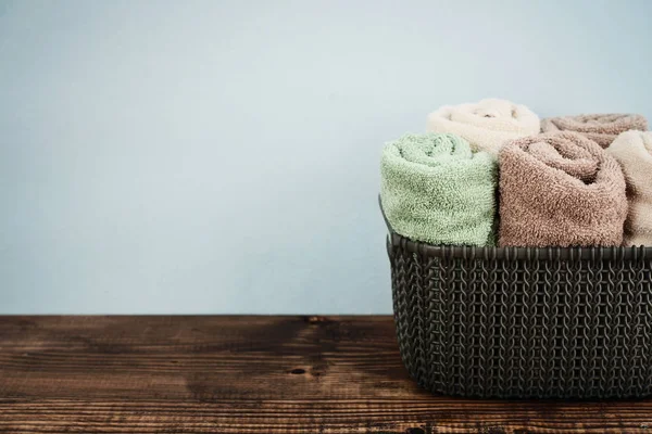 Toallas de baño en cesta de mimbre —  Fotos de Stock