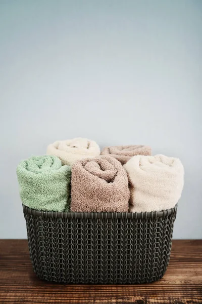 Toalhas de banho em cesta de vime — Fotografia de Stock