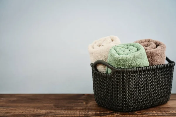 Ванные полотенца в плетеной корзине — стоковое фото