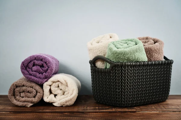 Рушники для ванни в плетеному кошику — стокове фото