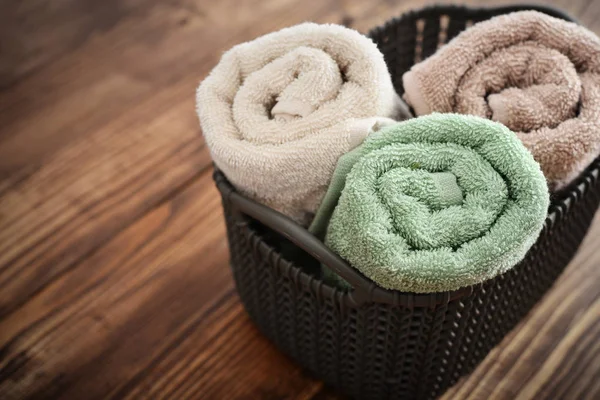 Serviettes de bain dans le panier en osier — Photo