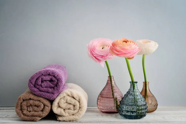 Vikta handdukar med ranunculus — Stockfoto