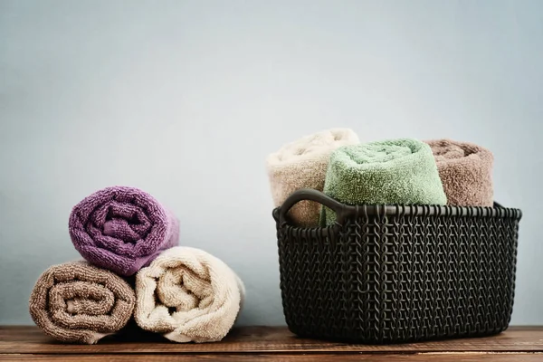 Toallas de baño en cesta de mimbre —  Fotos de Stock