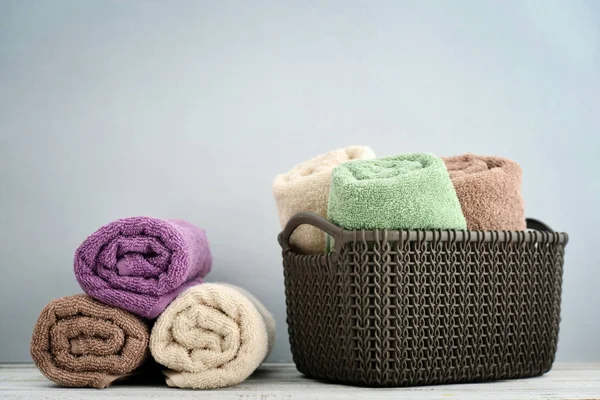 Asciugamani da bagno di diversi colori — Foto Stock