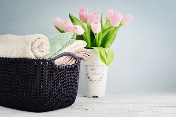 Рушники для ванни різних кольорів у плетеному кошику — стокове фото