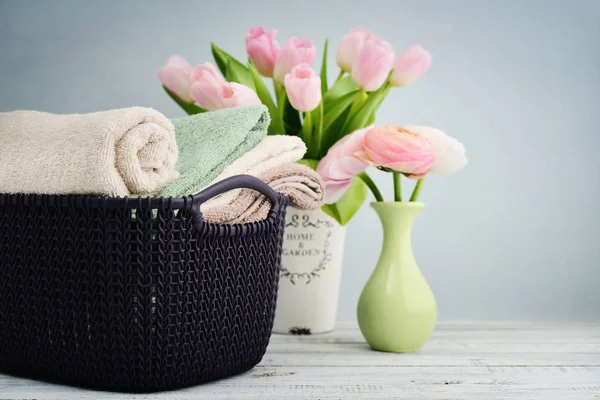 Serviettes de bain de différentes couleurs dans le panier en osier — Photo