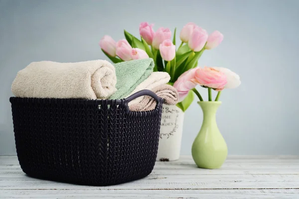Ванные полотенца разных цветов в плетеной корзине — стоковое фото